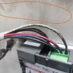 cortocircuito masivo con signos de quemadura por arco eléctrico